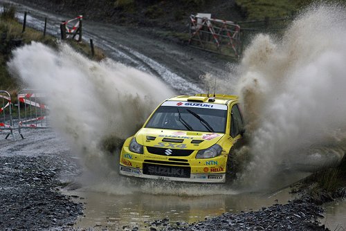 Suzuki vliegt in stijl naar WK punten